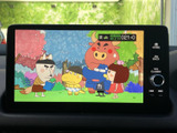 テレビ番組を停車中に画面で視聴でき、待ち時間を過ごす際にも活用できます。色鮮やかな映像が表示され、画面下部のメニューから切り替え先も確認しやすい構成です。