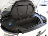 エンジンルームがないため、荷物を収納することができます。スリムなルーフラインからは想像もできないほどの積載能力を秘めています。