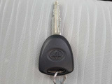 キーレスシステムのお車です。リモコン操作でドアの施錠・解錠のみ可能です。