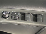 格納式リモコンドアミラーと、パワーウィンドウマスタースイッチです。車内の換気も運転席から簡単に行えます。