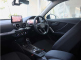 内装はシンプルに使い勝手を考え作られています。お車を運転する感覚をダイレクトに体感して頂けます。室内も広くロングドライブにも快適にお過ごしいただけます。