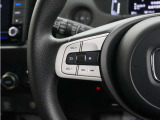 ハンドルにオーディオ操作用スイッチを備え、手を放さずに操作可能。安全性と利便性を両立しています。