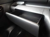 引き出し式の助手席グローブボックスで収納が沢山あり便利です
