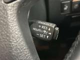 クルーズコントロール機能が付いています。 速度を設定するとアクセルを踏まなくても一定の速度で走ることができます。  高速道路ではとても便利な装置なんです。
