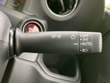 ウインカー、ハイビーム切り替えなど、運転に必要な操作をスムーズに行えるレバー。シンプルながらも機能的なデザインが特徴です。