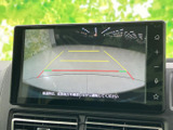 後方の映像に加え、進路の目安となるガイド線を表示するモニターです。駐車時や車庫入れの際に周囲を確認しやすく、後退時の安全確認をサポートします。