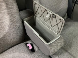 ベンチシート形状で足元も含め広々ゆったり座っていただけます。運転席側に装備してますセンターコンソールボックスを利用頂くとセパレートしてリラックス、ベンチにして開放的に2タイプお好みに合わせ使えます。