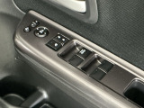 運転席のスイッチで全てのウィンドウの開閉操作を行うことができます。ロックボタンをONにしておくと、運転席以外のウィンドウは作動しないのでお子様を乗せているときなども安心ですね♪