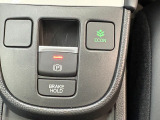電子制御パーキングブレーキは信号待ちでも便利。いつもより運転がラクになるはずです。