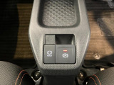 スイッチを押すとブレーキペダルから足を離してもブレーキランプが点灯したままブレーキを保持できるオートブレーキホールド、指先だけで簡単に操作が可能な電動パーキングブレーキを搭載!