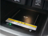 ◆ワイヤレス充電器◆ワイヤレス充電規格Qiに適合した機器を充電エリアに置くことで使用できます。