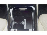 【ワイヤレスチャージング】センターコンソール前方の小物入れに、Qi規格対応のスマートフォンを置いておくだけで充電が可能。移動中に手軽に充電できます。