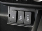 ◆USB接続端子◆スマホやiPodなどを接続して、いつもの音楽を車内でもお楽しみいただけます♪