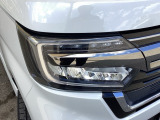 明るく白い光のLEDヘッドライトにより、夜間でも遠くまで見通しやすく、安全性が高まります。