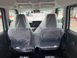後部座席も十分な広さがあります!シートを倒せば荷物もさらに沢山積めますね♪