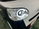 白く明るい光で夜間走行をサポートするLEDヘッドランプを搭載