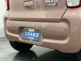 【後退時ブレーキサポート】リヤバンパーに4つの超音波センサーを内蔵し、車両後方にある障害物を検知。透明なガラスなども検知でき、コンビニの駐車場などでの衝突回避をサポートします。