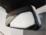 【BMWミラー】視認性の高いスタイリッシュなミラー。自動防眩機能も付いており夜間のドライビングをサポートします。