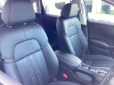 ブラックカラーの本革シートを採用(※一部に合成皮革を使用しています。)