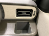 【運転席ドリンクホルダー】使いやすさに配慮したドリンクホルダー