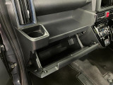 グローブボックスなどの多彩で便利な収納が設けられています。