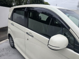 ボタンひとつで開閉できる電動格納式ドアミラーを装備。