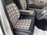 フロントシートです!!ベンチシートなので座席の移動もスムーズに出来ます!!足元も広く運転も楽ですよ!!