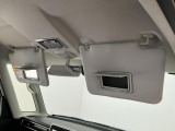 【サンバイザー】車内で身だしなみを整えるためのバニティミラーがセット。お化粧直しや髪型のチェックに活用できます。