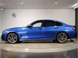 BMWではロングホイールベースの採用をしており、すべての車種に適用され、走行中の安定感の向上されております。また室内空間の広さにも貢献しております。