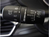 【オートワイパー機能】レバーをAUTOの位置にしているとき、レインセンサーが雨を感知すると、雨量に応じて、ワイパーが自動で作動します。