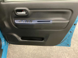 【運転席ドア】収納ポケットがあります。