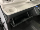 グローブボックスなどの多彩で便利な収納が設けられています。