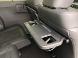 シートバックテーブル付です!!停車時の休憩中に重宝します!!