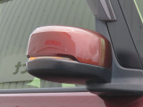 【LEDドアミラーウインカー】ドアミラーにウィンカーが付いているので、周りの車がウインカーやハザードに気付きやすくなります。右左折時や車線変更時の事故を防ぎ、安全に走行できます。