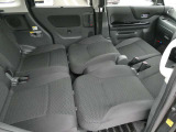 前席のシートバックを倒せば、フルフラットモードの完成です!体を横たえて眠れるので、車中泊にぴったりな機能ですね♪