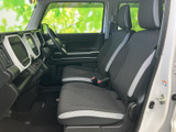 運転席周りは、必要な機能が手の届く場所に配置されており、操作も簡単です。安全で快適なドライブをサポートします。