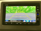 後方の様子を画面で確認でき、駐車時の周囲確認をサポートします。ガイド線も表示されるため、車庫入れや切り返しの際に位置関係を把握しやすく、日常の駐車に便利です。