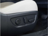 【パワーシート】電動で座面を前後上下に動かすことができます。簡単に運転しても疲れにくい姿勢に調整できます。