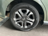 純正アルミ装備。タイヤサイズ185/65R15です。