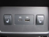 リアシートヒーターも付いて快適です&USBソケットも付いて様々用途でき便利です