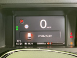 視認性の高いメーターは、大切な車両情報を一目で確認できます。シンプルでわかりやすいデザインで、運転に集中できます。