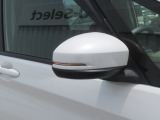 【LEDドアミラーウインカー】ドアミラーにウィンカーが付いているので、周りの車がウインカーやハザードに気付きやすくなります。右左折時や車線変更時の事故を防ぎ、安全に走行できます。