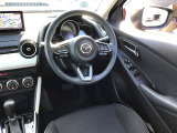 ドライバーが心に余裕をもって運転に集中できること、助手席や後席からもすっきりと前を見通せる空間の起点となり、全員が安心してドライブを楽しめることをモットーにシンプルなレイアウトとなっています。