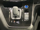 前後の動きだけで簡単に操作できる先進的なデザインの電制シフト。扱いやすく、手に馴染みやすい設計となっています