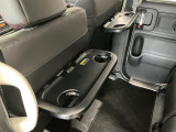 【格納式シートバックテーブル】車内でのお食事などで活躍♪カップホルダーも備えています。