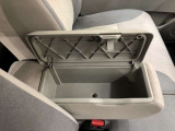 運転席と助手席の間には、ひじ掛けがついてます。収納ボックスも兼ねているので、小物も収納でき車内をスッキリと片付けられます。