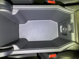アームレスト付きセンターコンソールボックス装備。収納付きなのでちょっとした小物を入れるのに便利です。