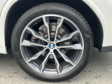 【BMWアロイホイール】軽量かつ強度に拘ったアロイホイール。走行性能ポテンシャルを引き出す設計。タイヤのサイドウォールが強化されたランフラットタイヤは、パンク時にタイヤがつぶれてもリムから外れません。