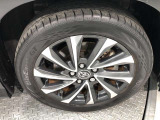 【純正アルミホイール】です!車両デザインに合わせてホイールをデザインしているため、見た目にもカッコイイアルミホイール♪洗車もラクチンで錆びません。