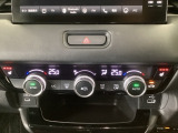 【左右独立オートエアコン】左右席で独立温度コントロールが可能です。運転席はキンキンに冷やして助手席はマイルドにと言った設定が可能です☆暑さ寒さでケンカすることもなくなりますね♪